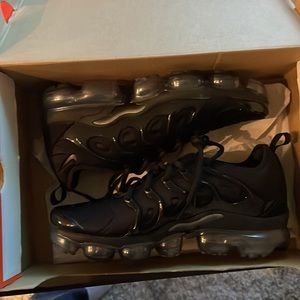 Brand New Women’s black on black Air vapor max plus